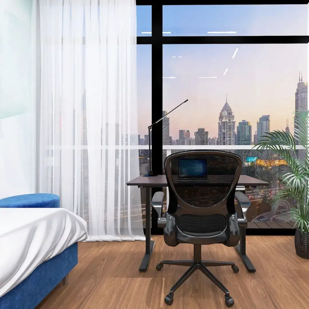biuro-domowe-panoramiczne-okno-projektant-bydgoszcz Strefa pracy z ergonomicznym fotelem i panoramicznym widokiem na miasto, projekt home office w Bydgoszczy