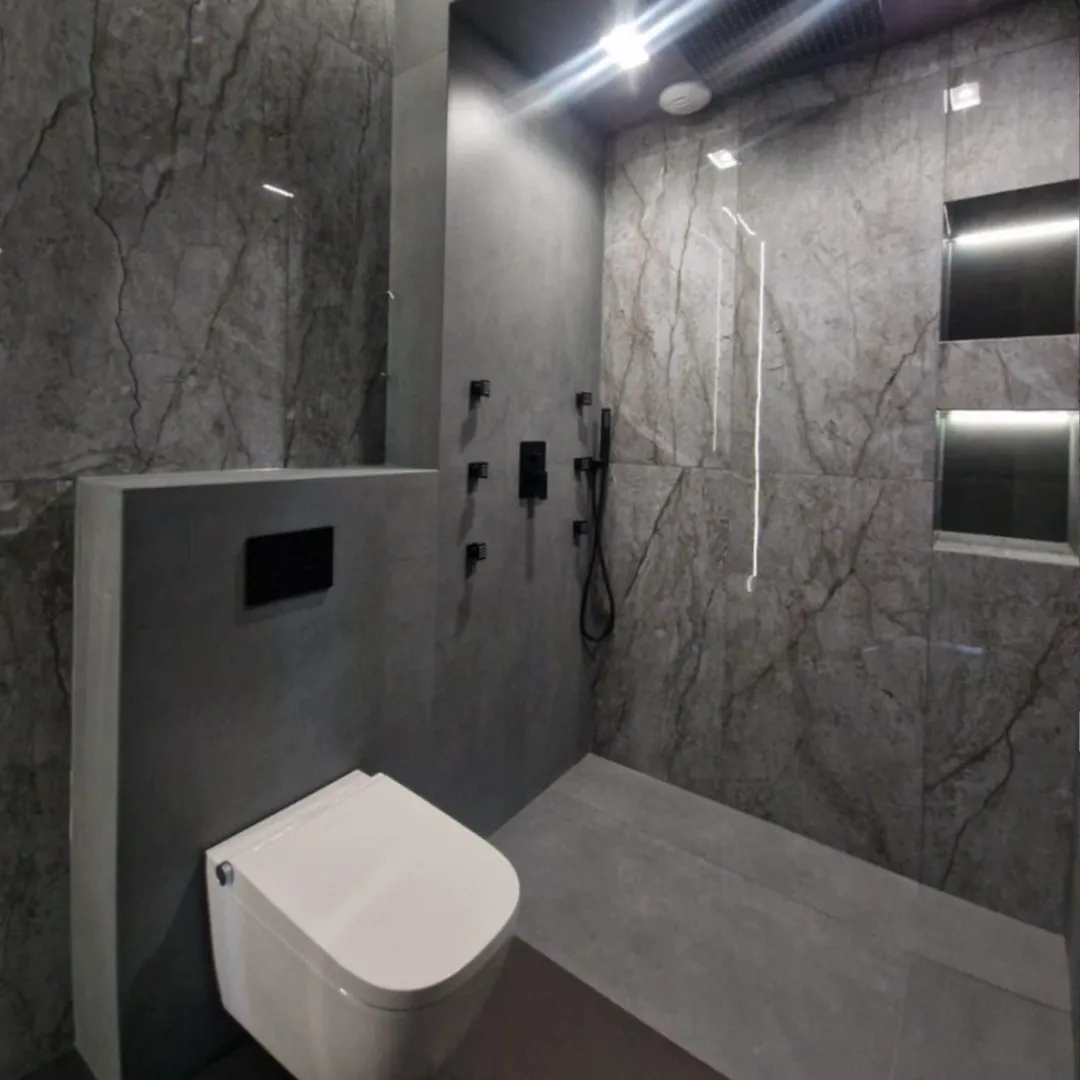 Luksusowa kabina prysznicowa z deszczownicą sufitową i biczami wodnymi na ścianie, funkcjonalna strefa spa w małej łazience