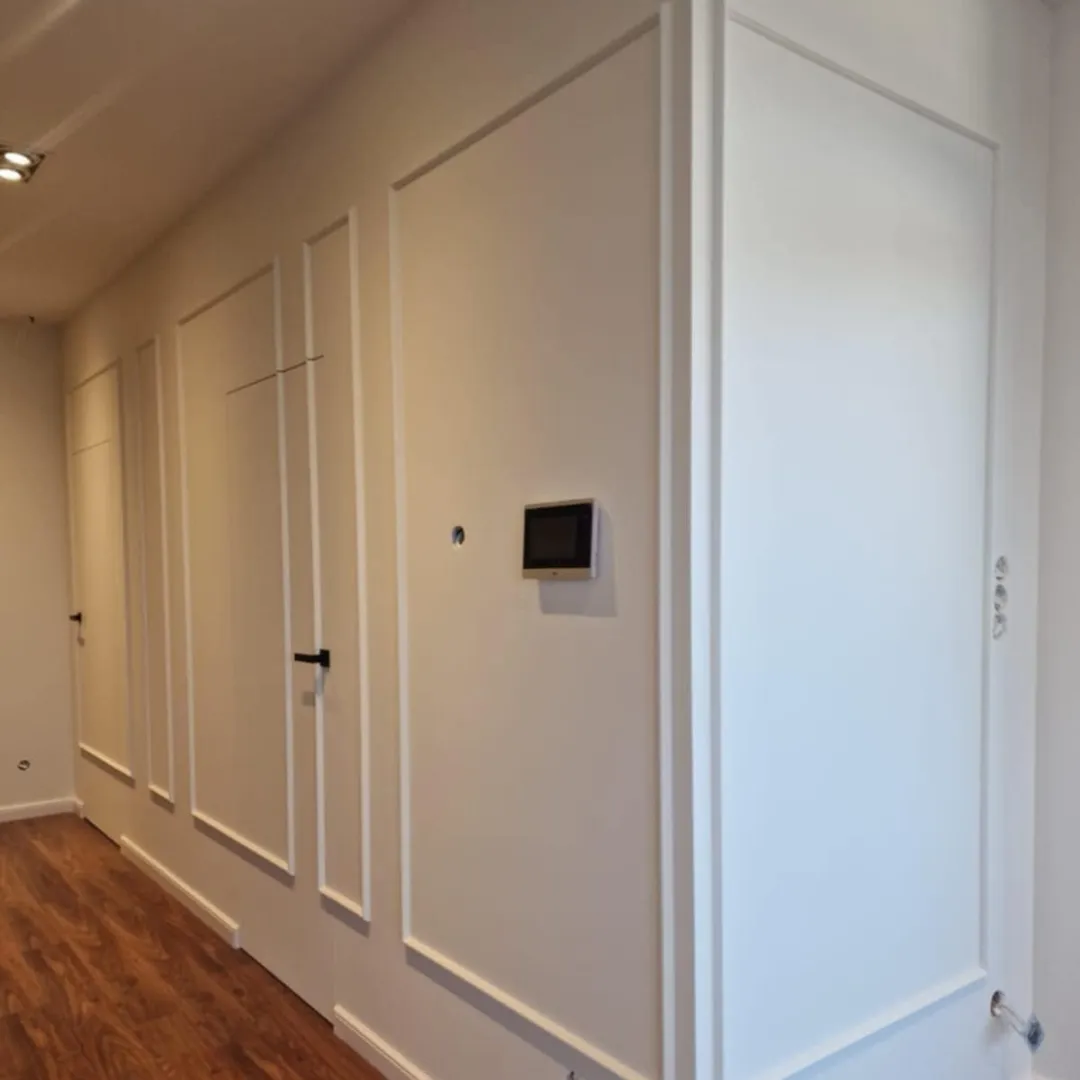 Wysokiej jakości panele podłogowe Quick Step w odcieniu eleganckiego orzecha w korytarzu mieszkania, trwałe i estetyczne wykończenie podłogi