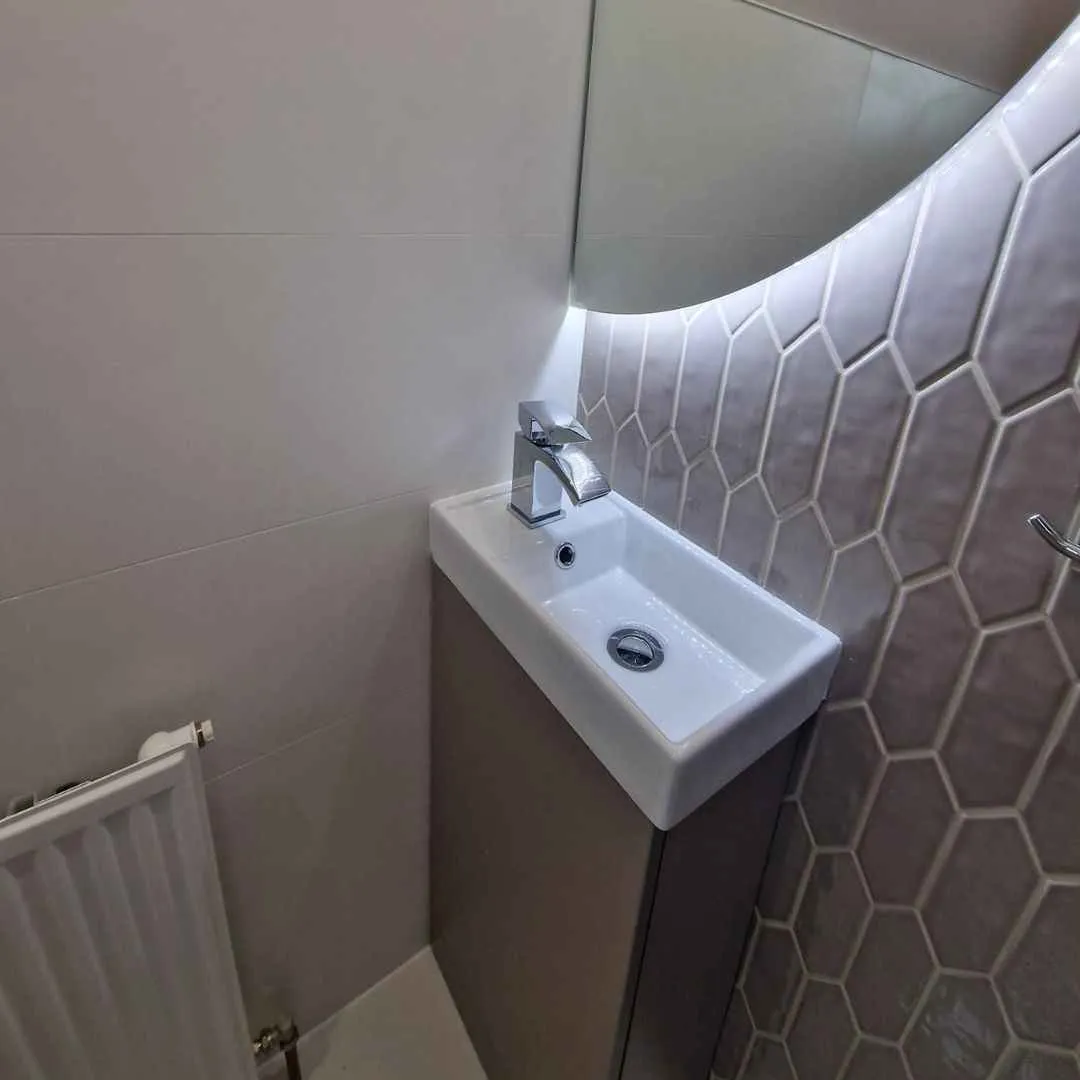 Projektowanie małej łazienki z kompaktową umywalką, heksagonalnymi płytkami i podświetlanym lustrem - nowoczesna łazienka z prysznicem