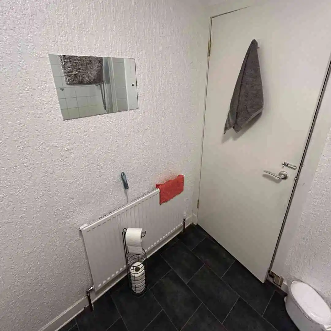 Remont łazienki przed metamorfozą - stara łazienka z wanną, umywalką na kolumnie i białymi płytkami wymagająca modernizacji